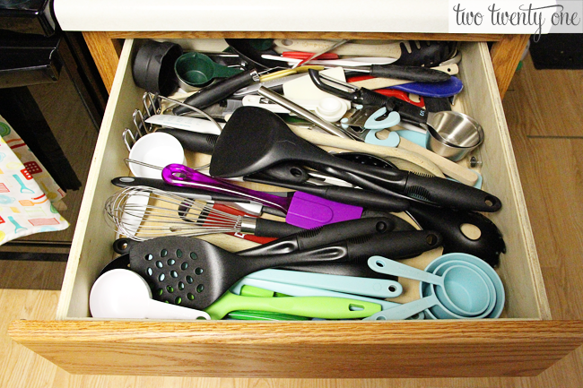 https://www.twotwentyone.net/wp-content/uploads/2013/01/kitchen-drawer-organizing.png