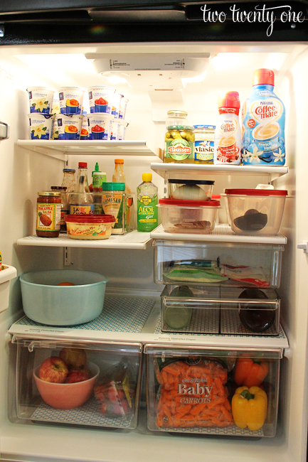 https://www.twotwentyone.net/wp-content/uploads/2013/07/organized-refrigerator.jpg