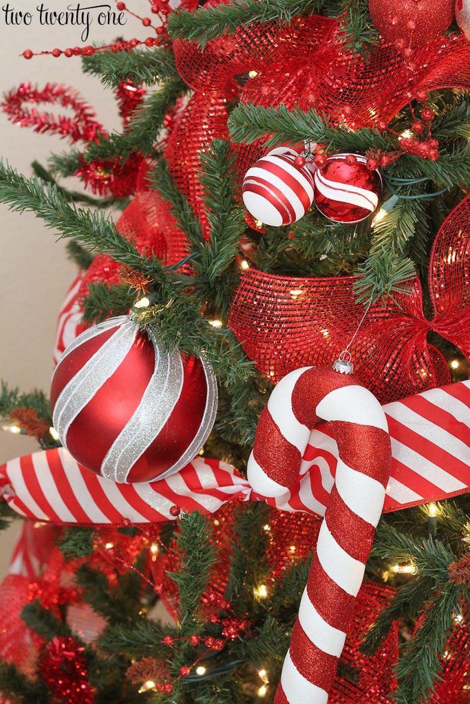 Red and White Christmas Tree Decorating Ideas